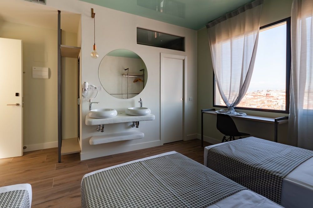 Hostal Charlotte Triple Room, City View 8