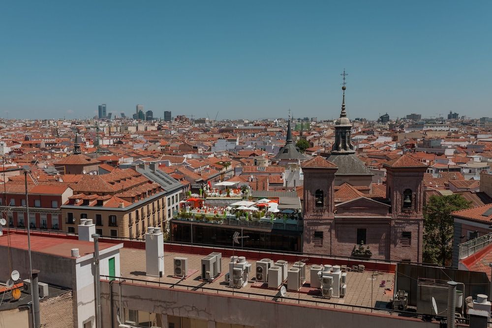 Hostal Charlotte Triple Room, City View 4