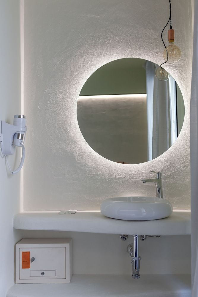 Hostal Charlotte Twin Room 4