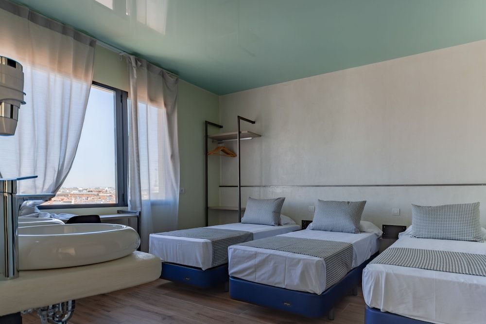 Hostal Charlotte Triple Room, City View