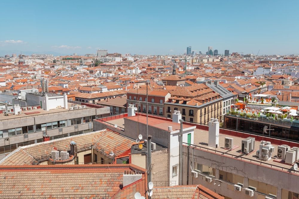 Hostal Charlotte Triple Room, City View 3