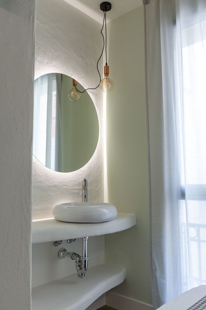 Hostal Charlotte Twin Room 3