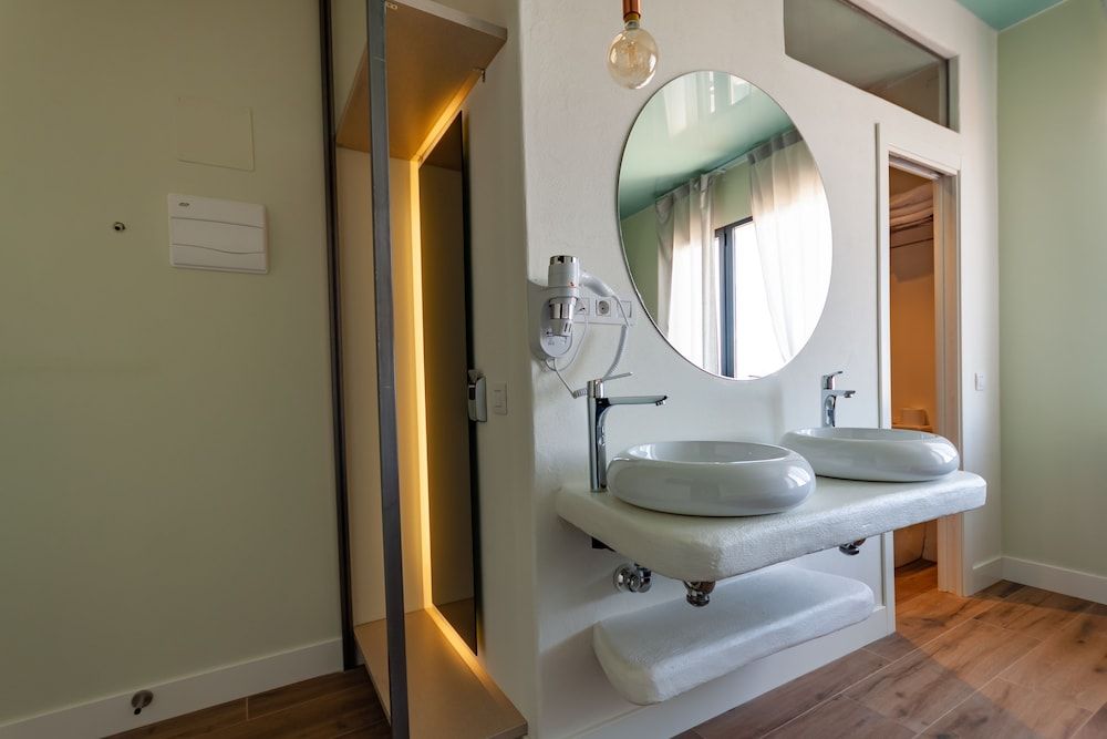 Hostal Charlotte Triple Room, City View 7