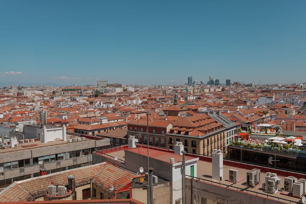 Hostal Charlotte Triple Room, City View 5