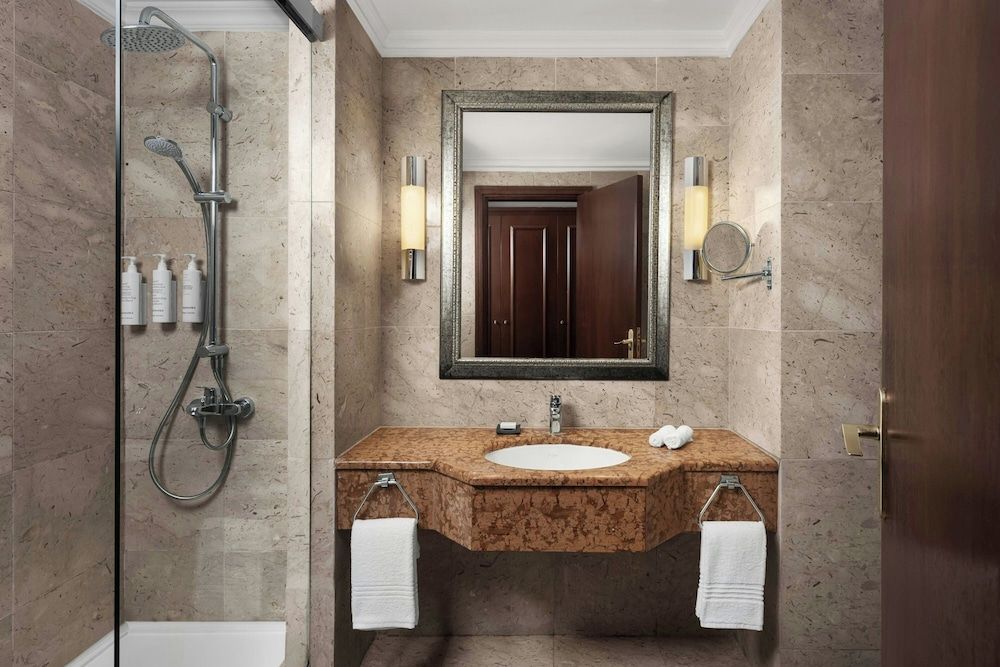 Dead Sea Marriott Resort & Spa Deluxe Room, 1 King Bed 8