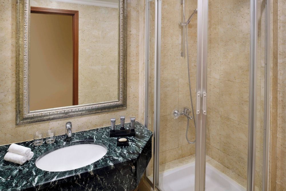 Dead Sea Marriott Resort & Spa Deluxe Room, 1 King Bed 6