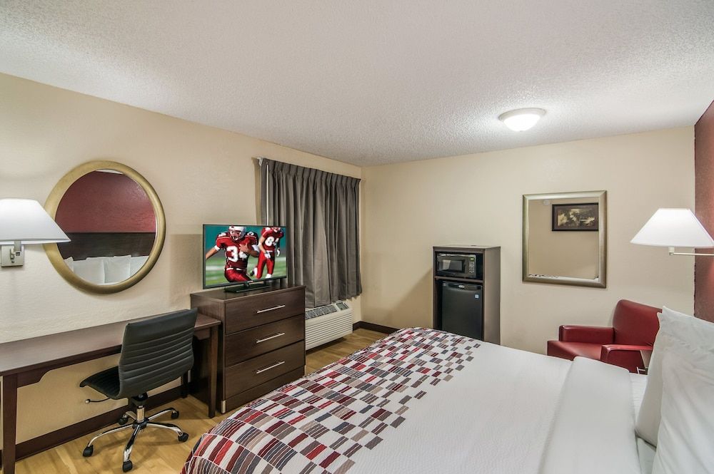 Red Roof Inn & Suites Pensacola East - Milton Deluxe Room, 1 King Bed, Non Smoking 2