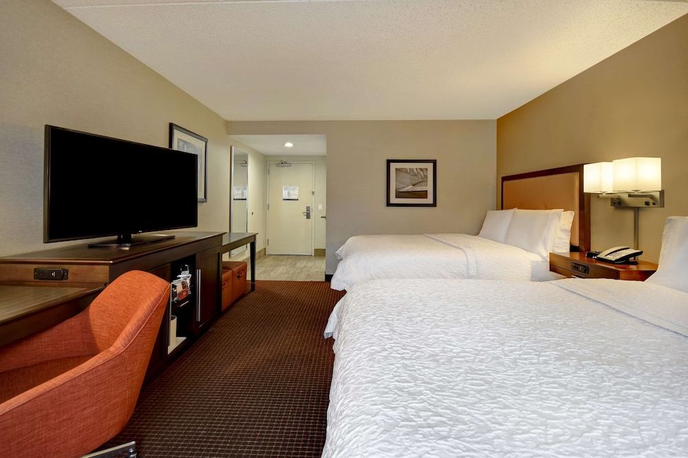 Hampton Inn NY-JFK Two Queen Beds, Non Smoking 3
