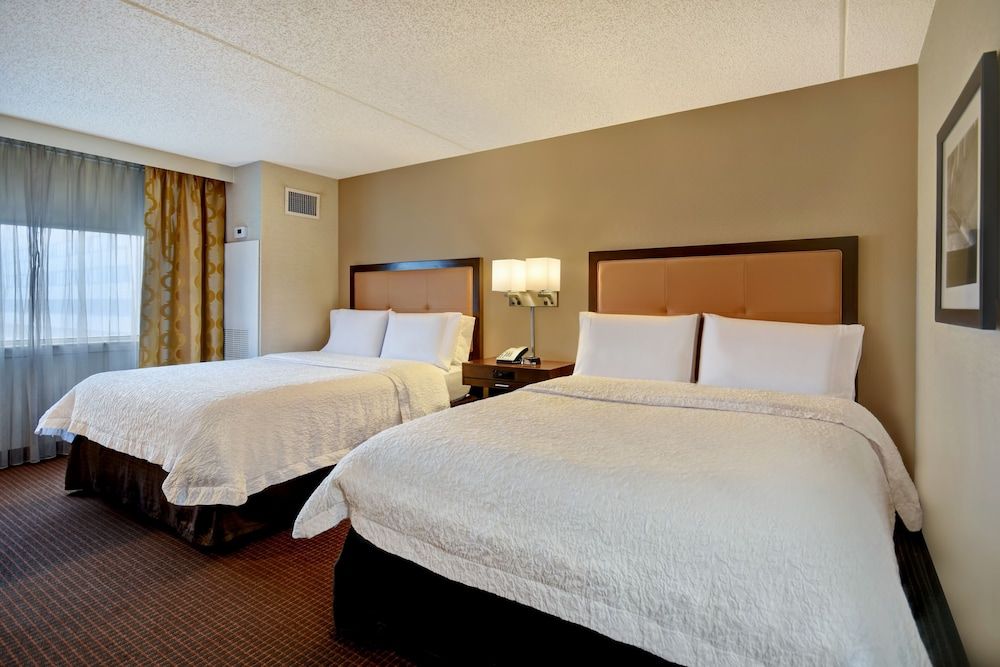 Hampton Inn NY-JFK Two Queen Beds, Non Smoking 2