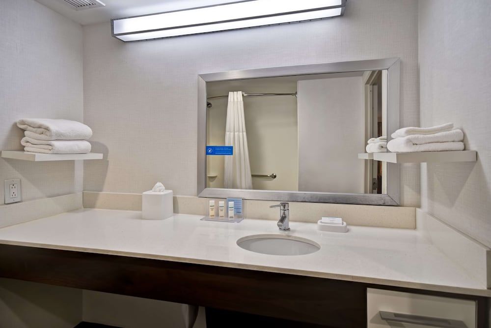 Hampton Inn NY-JFK Two Queen Beds, Non Smoking 4