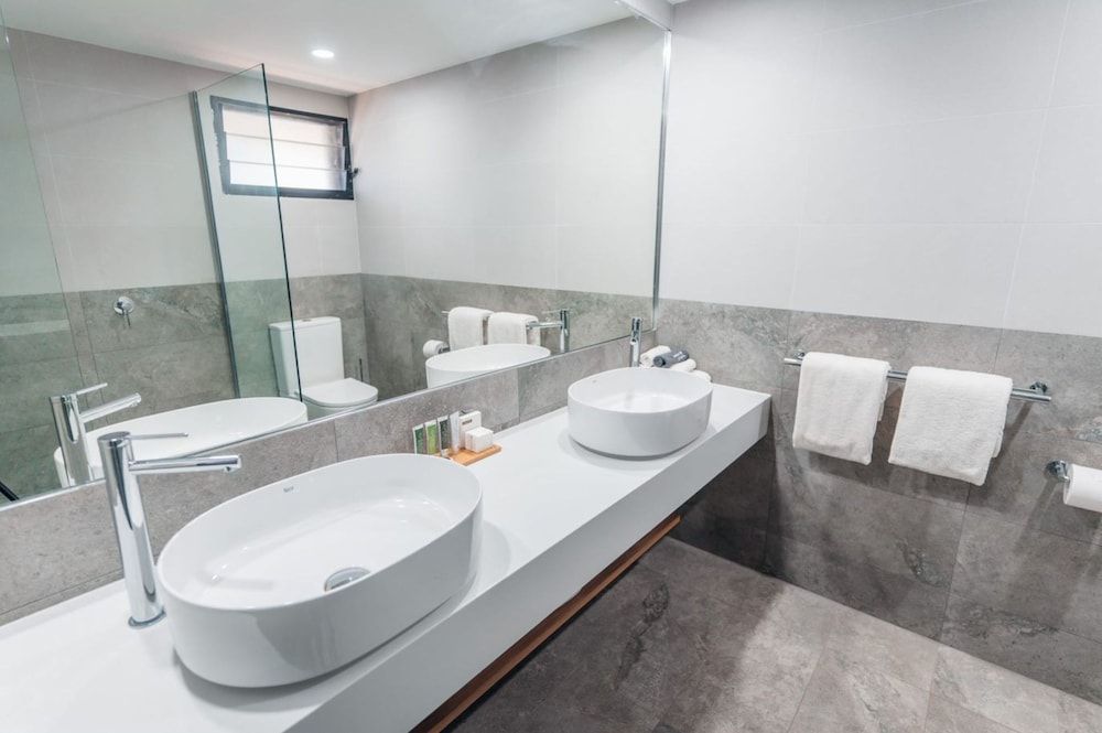 Discovery Resorts - Kings Canyon Standard Room - 2 Queens 3