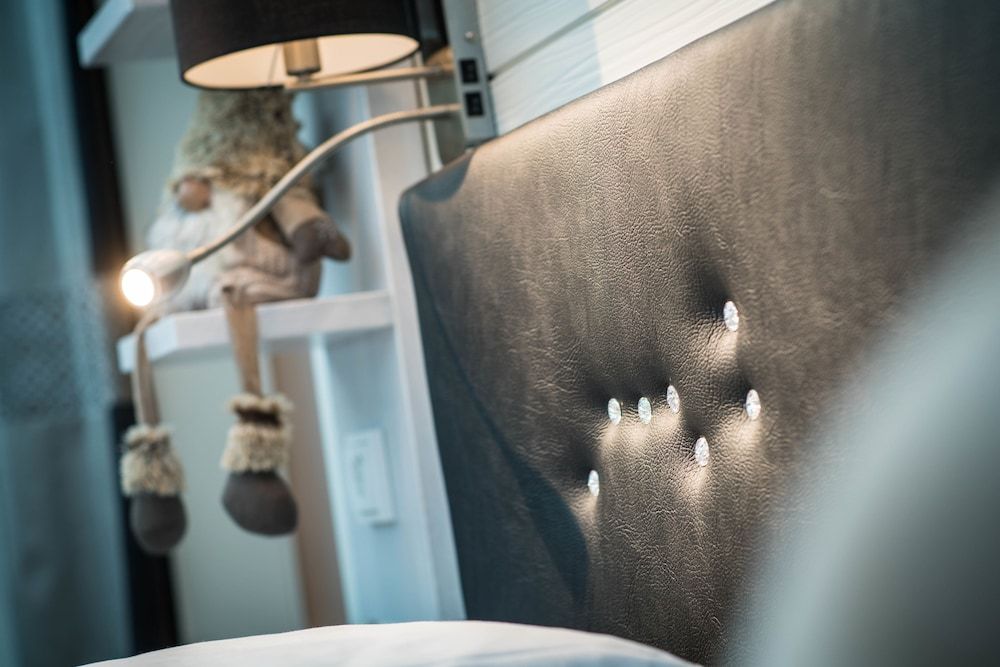 Santa's Igloos Arctic Circle Premium Igloo with Alcove 4