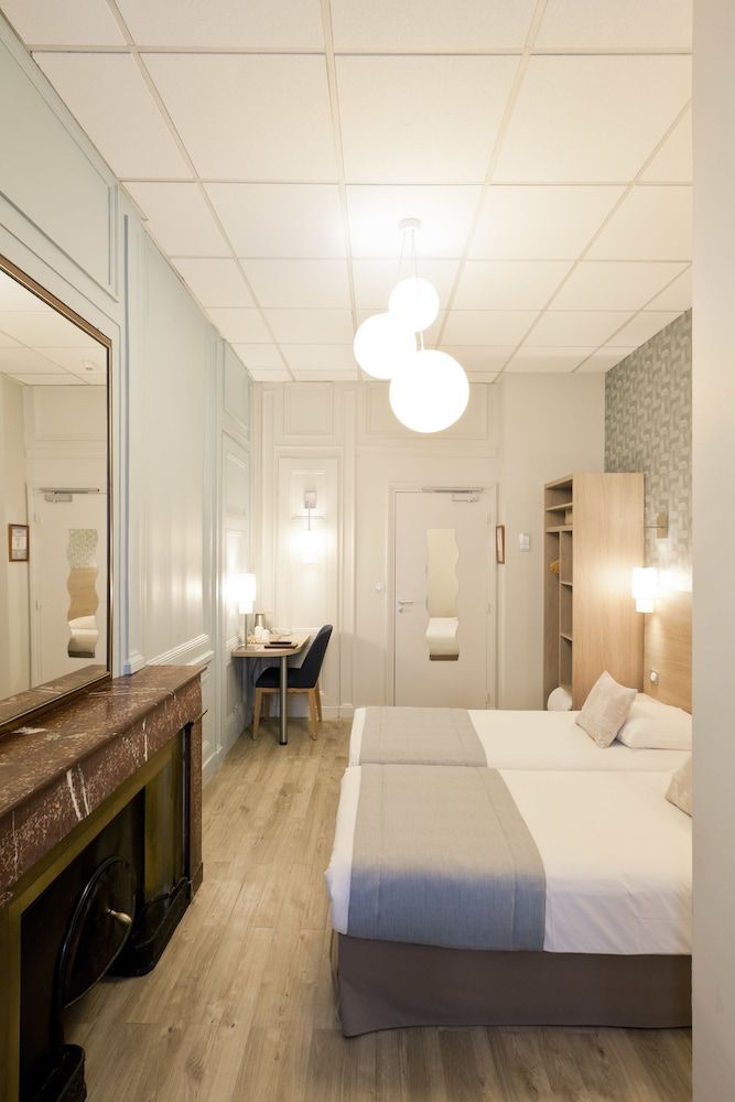 undefined Hôtel du Dauphin