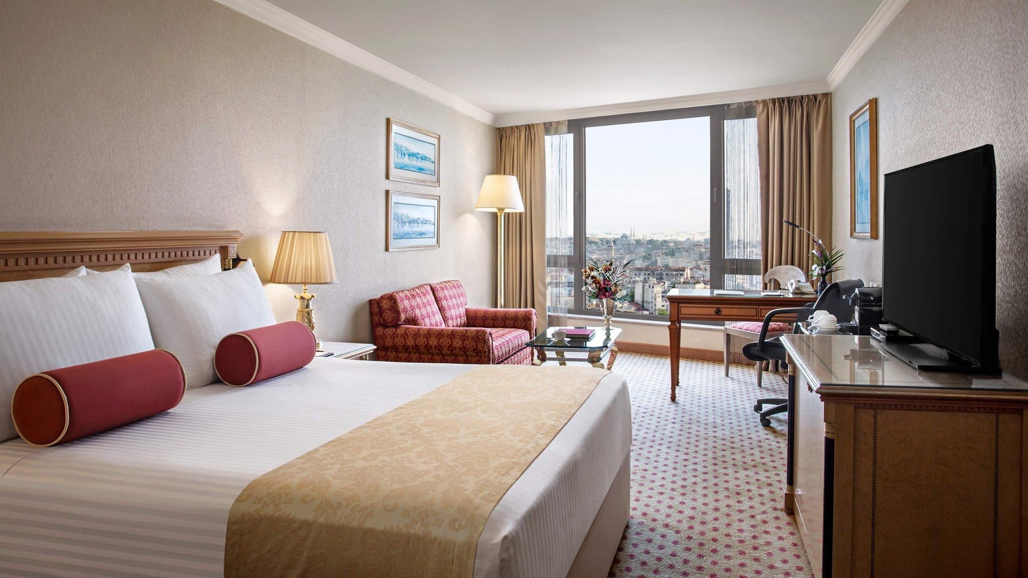 1 King Premium City View Smoking Lounge Access