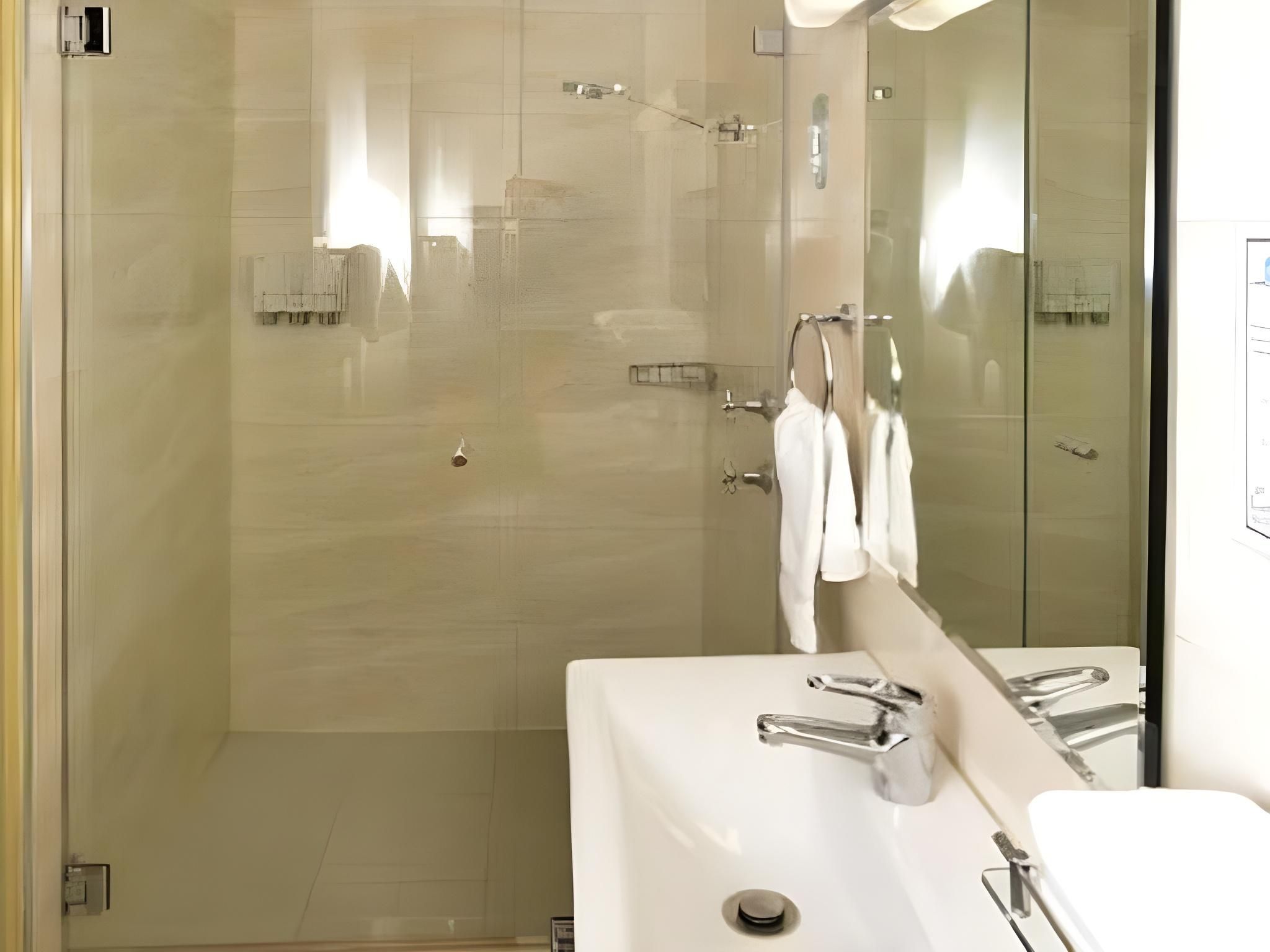 Ryde Inn Queen Room 3