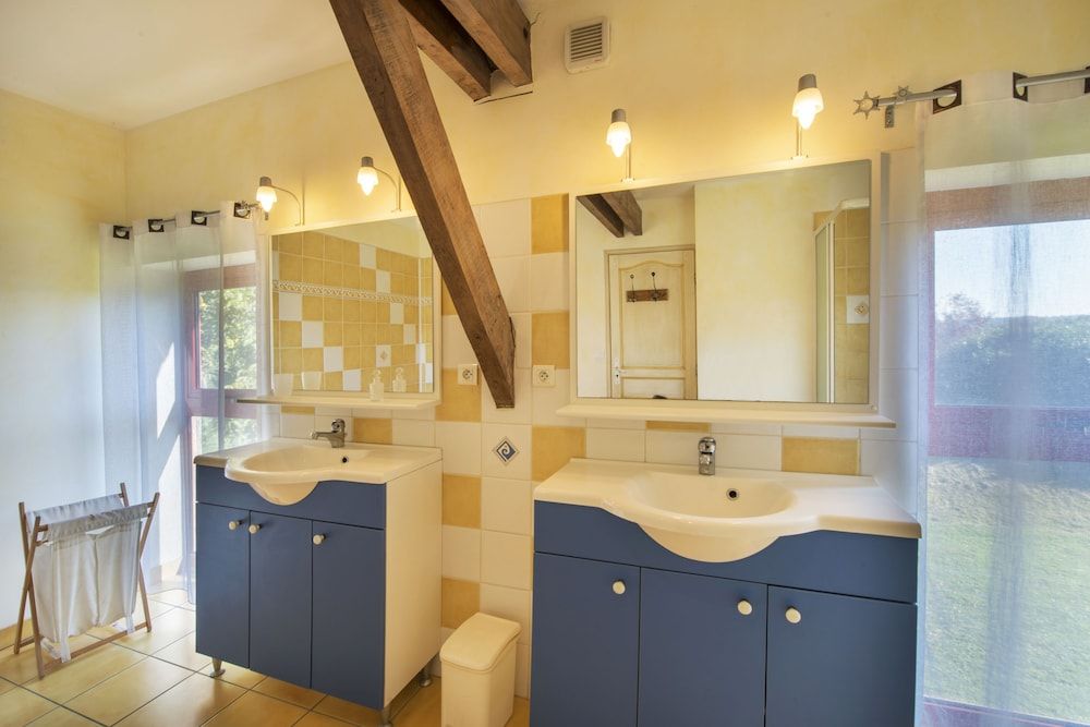 House, 5 Bedrooms (La Tabatiere classé 4*)