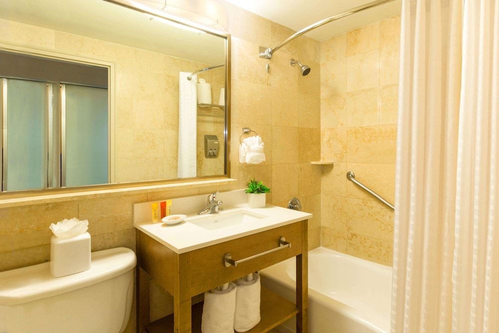Best Western Plus Atlantic Beach Resort Standard Room, 2 Double Beds, Non Smoking, Refrigerator 6