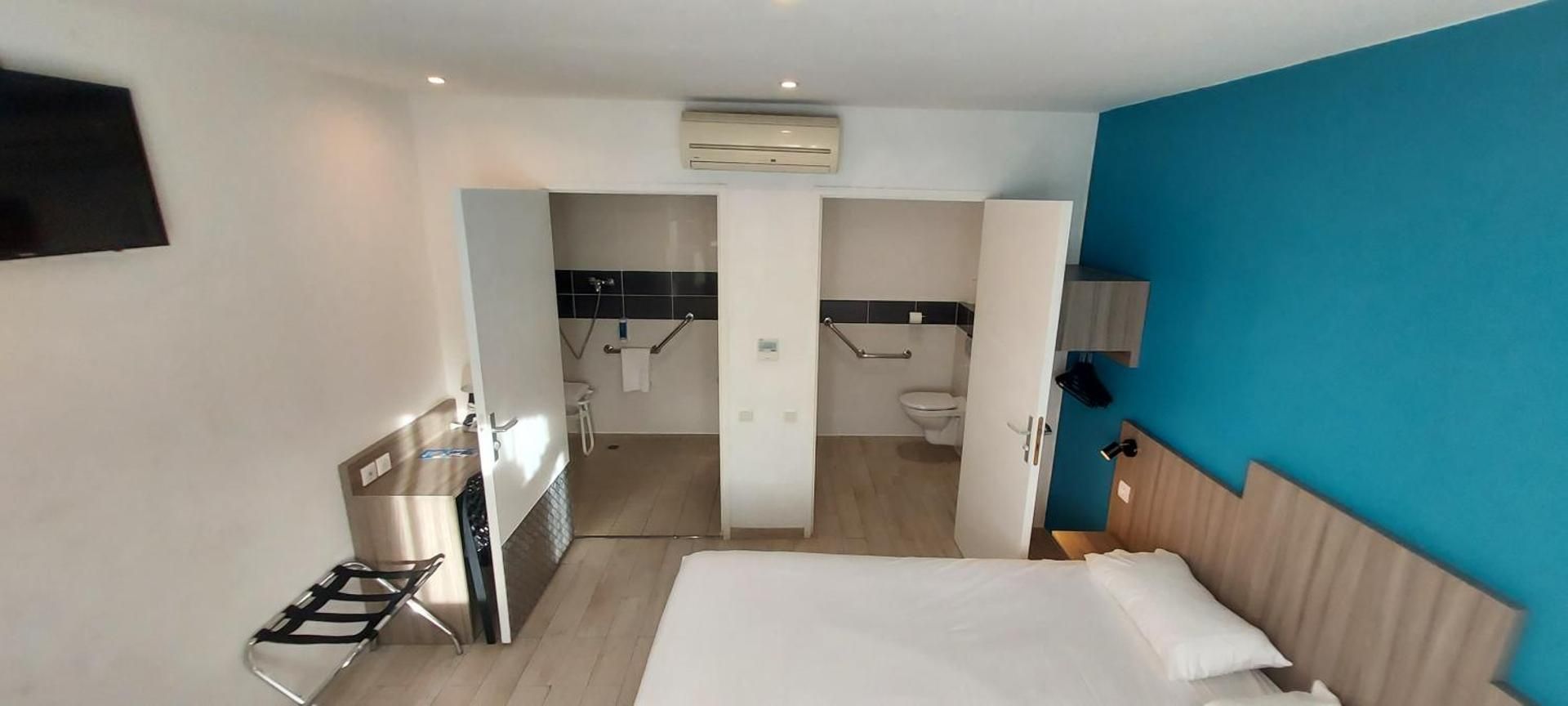 Brit Hotel Confort Manosque Cadarache Double Room - Disability Access 2