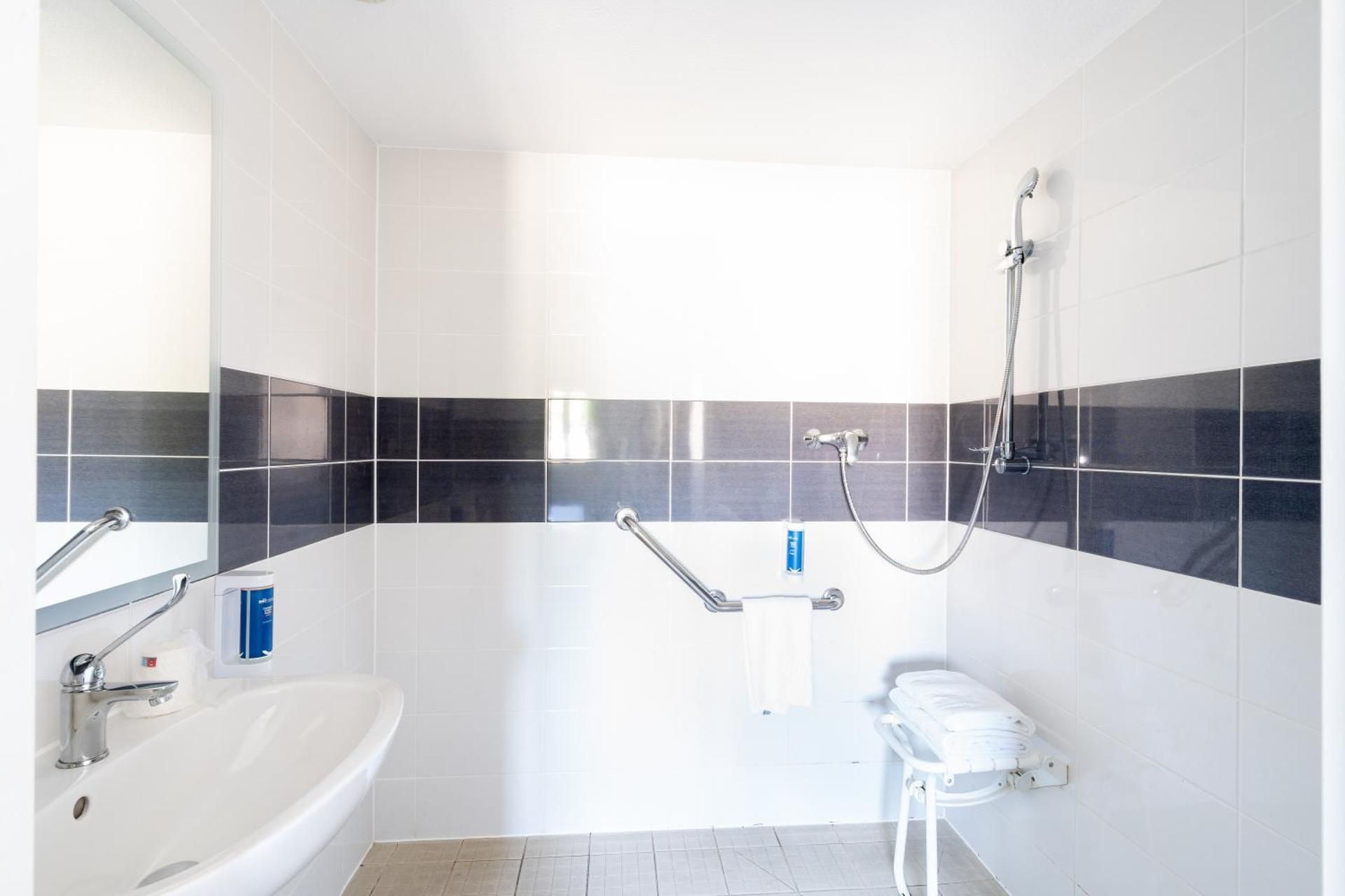 Brit Hotel Confort Manosque Cadarache Double Room - Disability Access 3