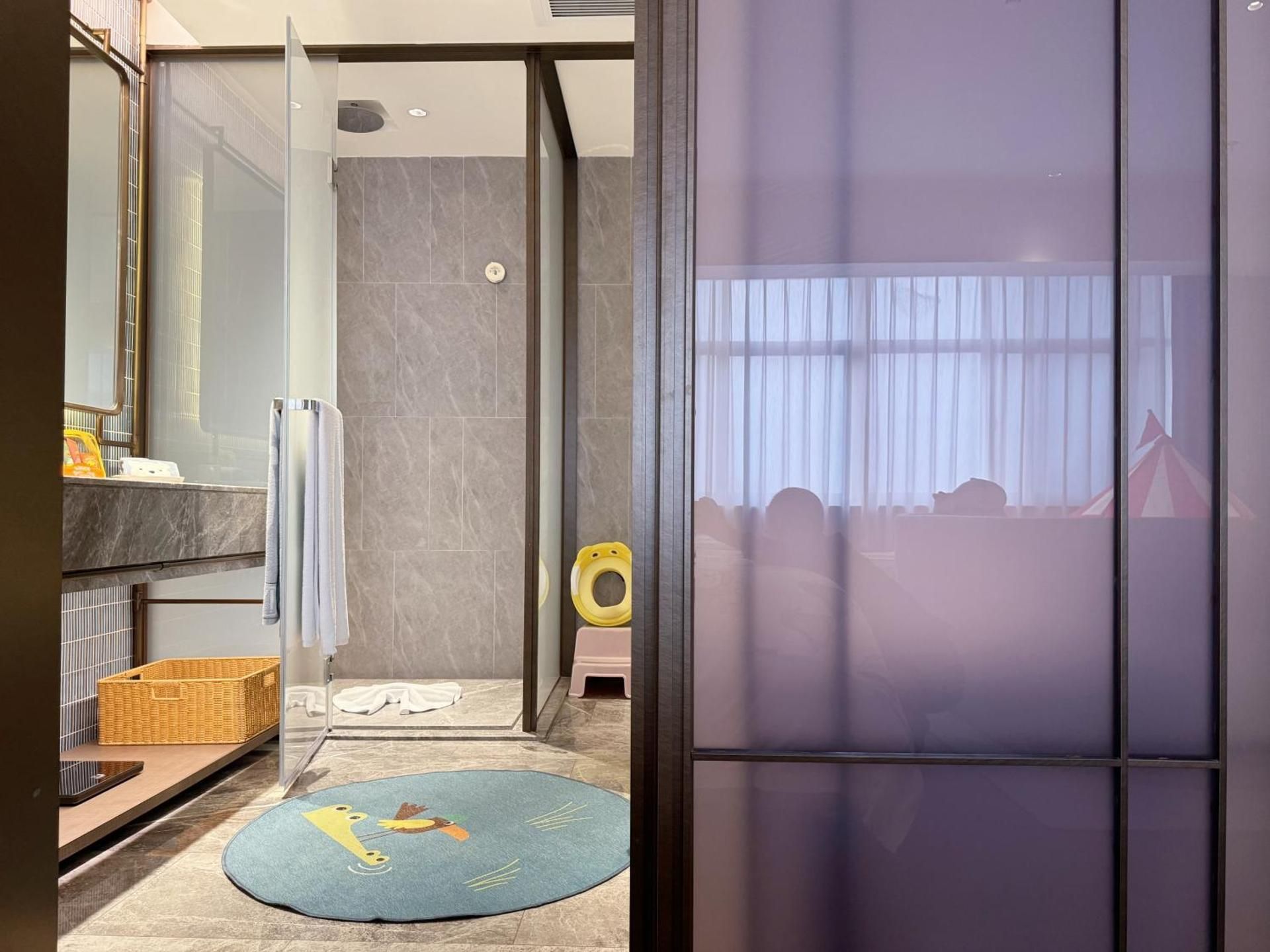 Family-friendly twin room
