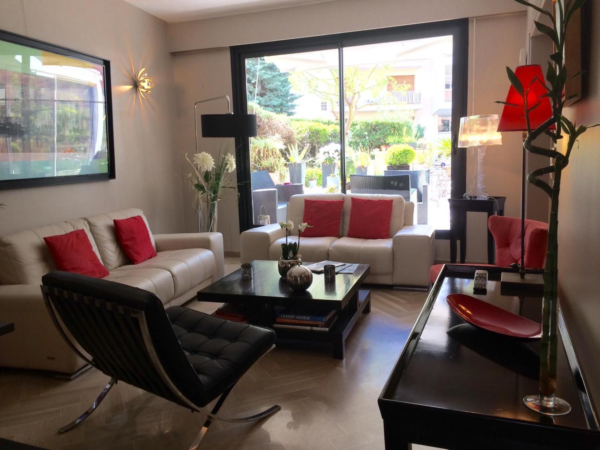 shared lounge/tv area