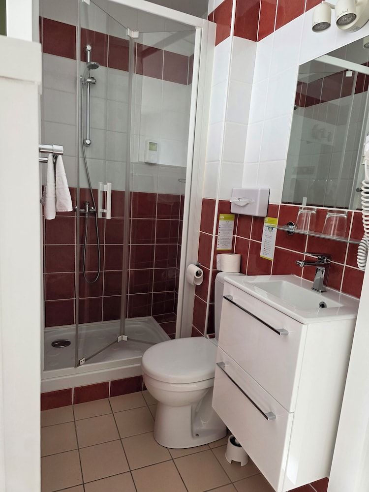 Brit Hotel Des Halles Single Room 4