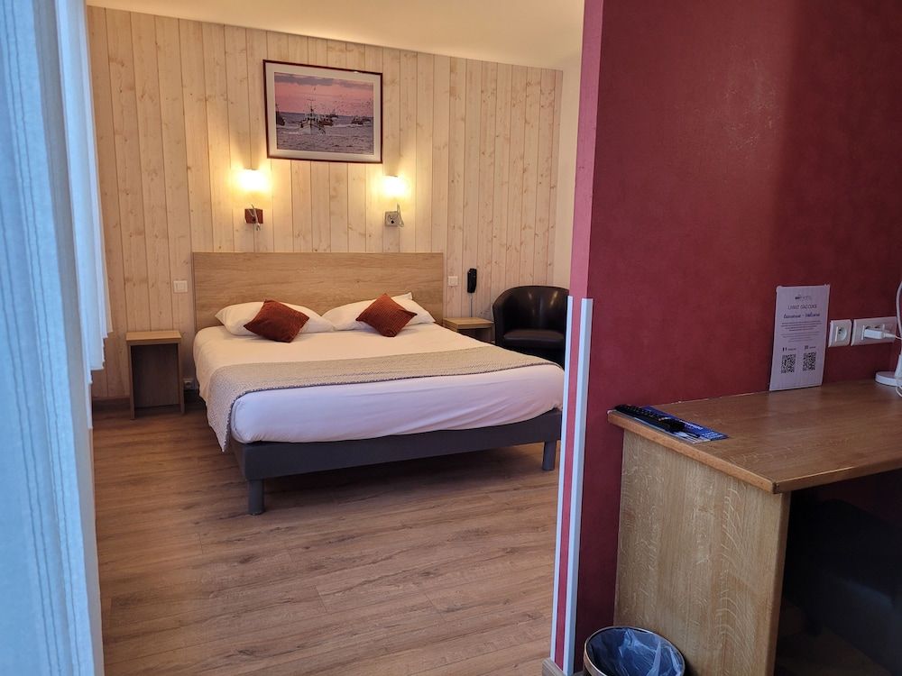 Brit Hotel Des Halles Family Room 3