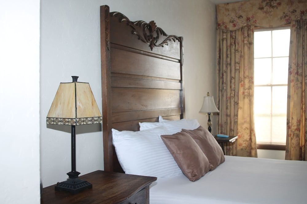 Boulder Dam Hotel Standard, One King Bed 3