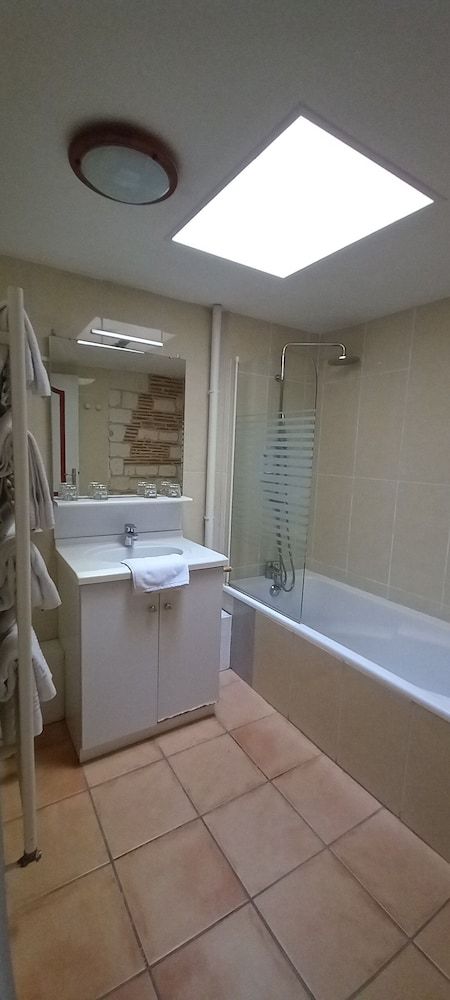 Brit Hotel Les Comtes de Champagne Centre Historique Quadruple Room (Charme, Hôtel) 4