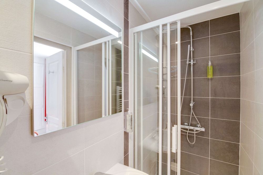 Brit Hotel Les Comtes de Champagne Centre Historique Standard Double Room (Hôtel) 11