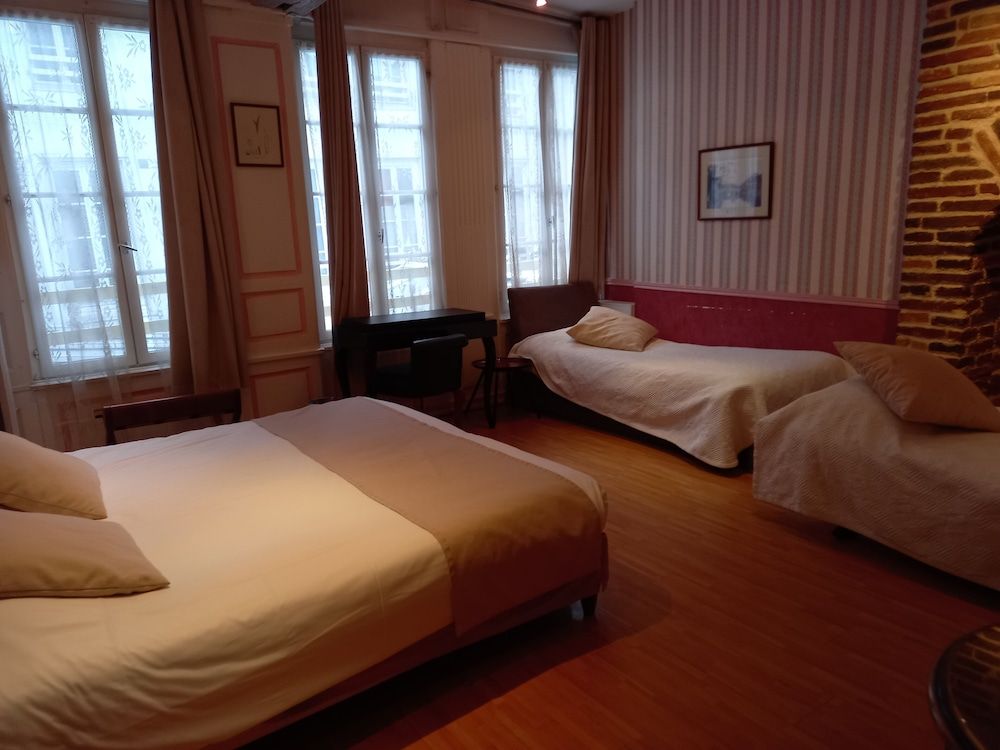 Brit Hotel Les Comtes de Champagne Centre Historique Quadruple Room (Charme, Hôtel) 2