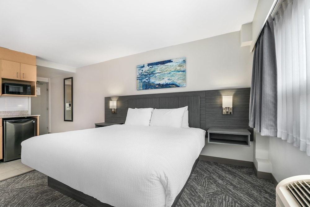 Standard Room, 1 King Bed, Non Smoking, Kitchenette