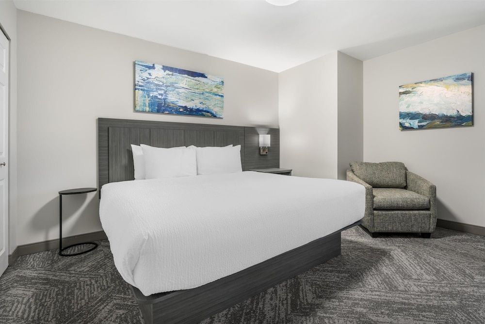 Standard Room, 1 King Bed, Non Smoking (with Single Sofabed;Larger Room)