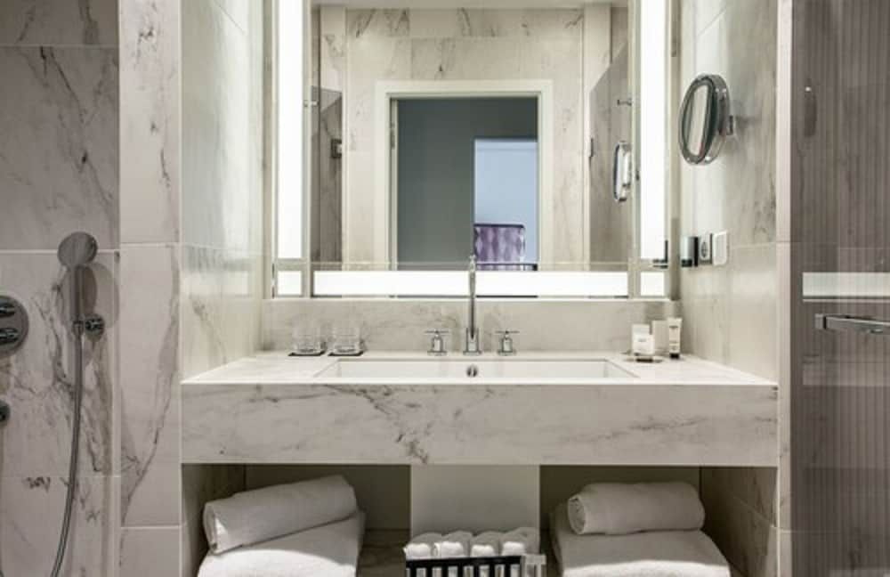 Fauchon L'Hotel Paris Classic Double or Twin Room 4