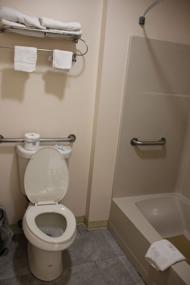 Sterling Inn Niagara Falls near IAG Airport Standard Room, 2 Queen Beds 7