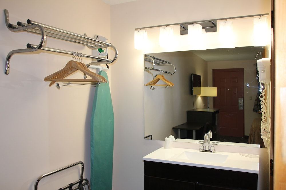 Sterling Inn Niagara Falls near IAG Airport Standard Room, 2 Queen Beds 5