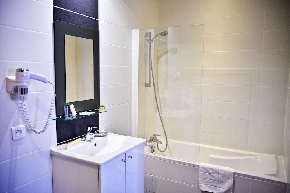 Hôtel Le Comty Comfort Double Room, 1 Queen Bed, Non Smoking, Balcony 5