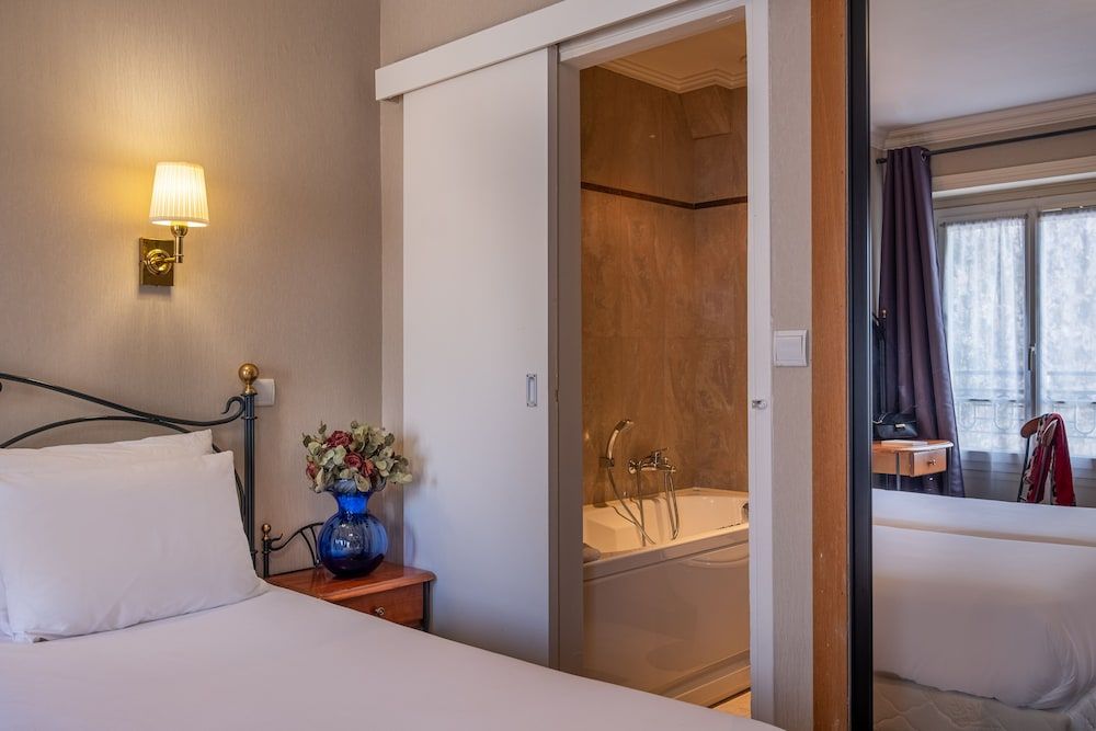 Hotel London Family Triple Room 4