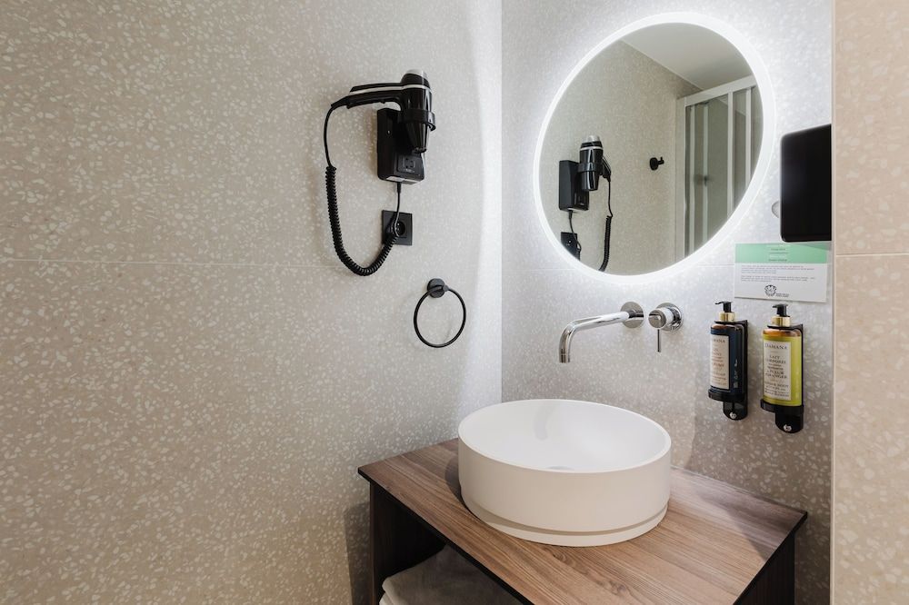 Prince Albert Opera Twin Room, Private Bathroom 11