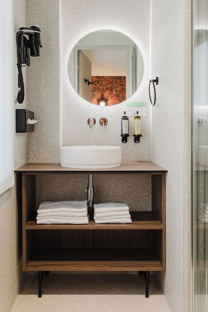 Prince Albert Opera Twin Room, Private Bathroom 13