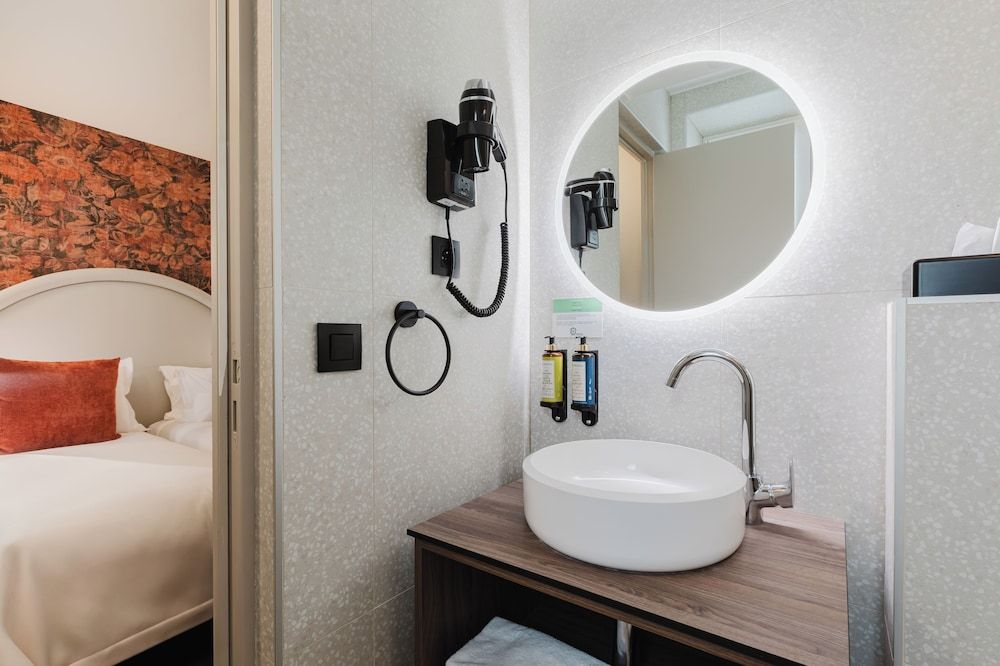 Prince Albert Opera Twin Room, Private Bathroom 14