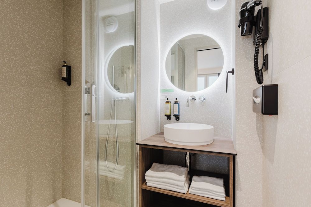 Prince Albert Opera Twin Room, Private Bathroom 12