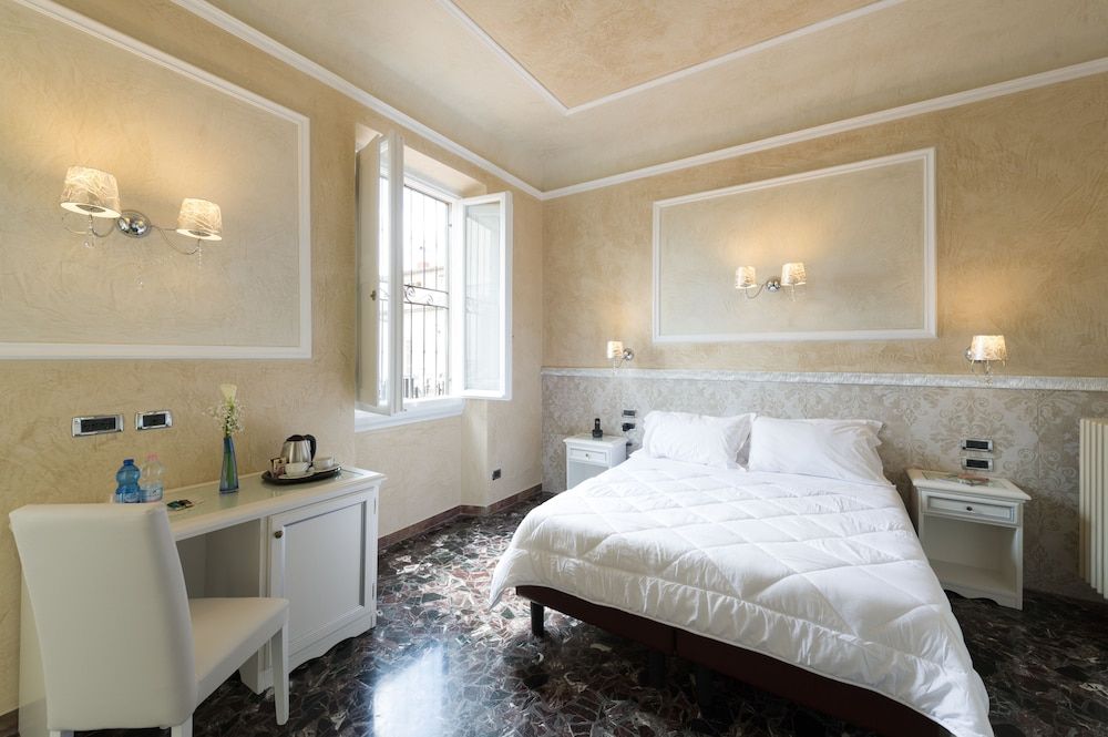 undefined Hotel California 8