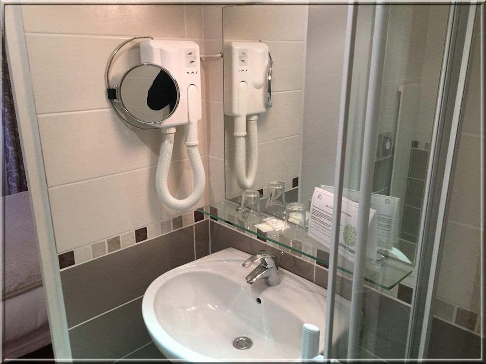 Hotel Le Clos d'Alésia Superior Twin Room, Bathtub 5