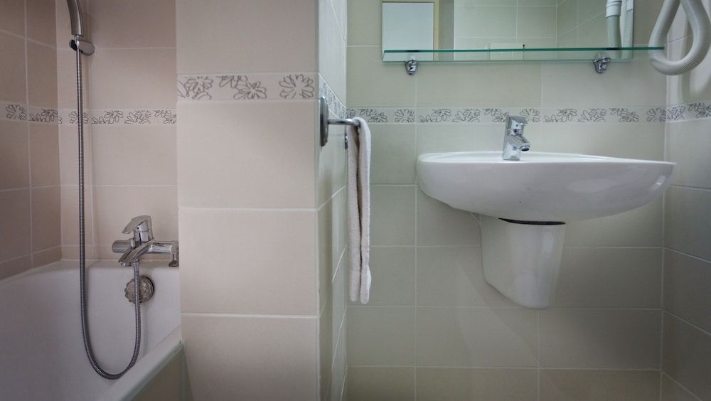 Hotel Le Clos d'Alésia Superior Twin Room, Bathtub 4