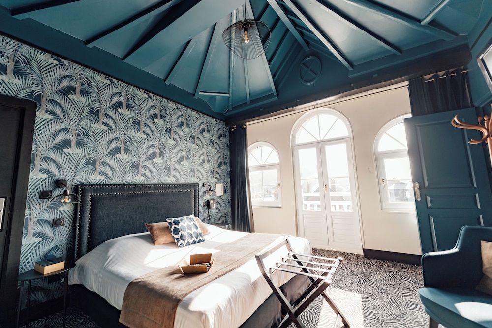 La Villa 10 Family Room 2