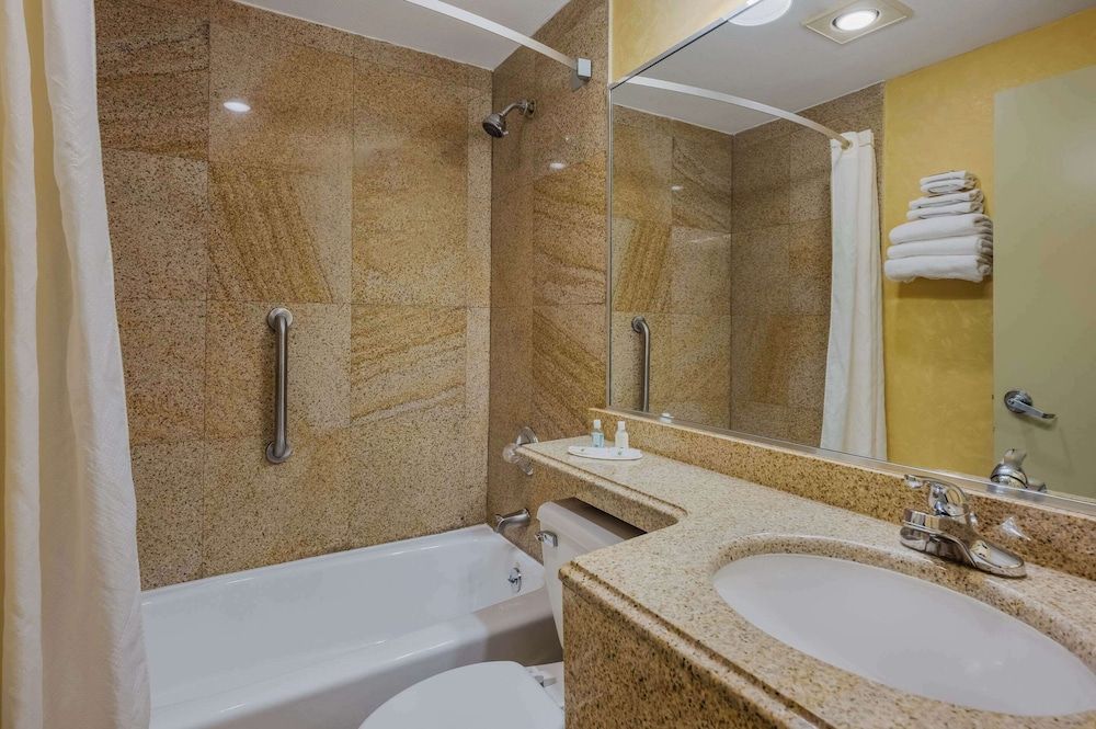 Quality Inn JFK Airport Rockaway Blvd Standard Room, 2 Queen Beds, Non Smoking 5