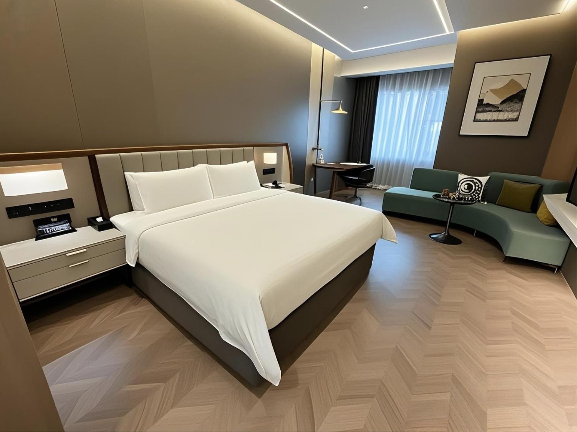 1 King Premium Lounge Access