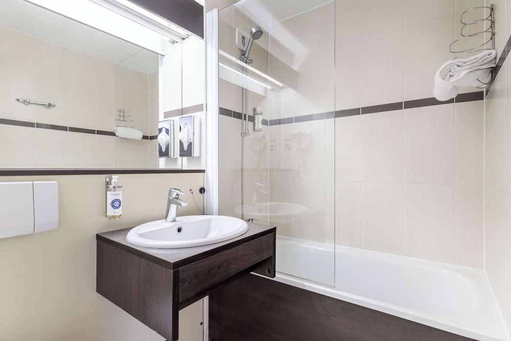 Comfort Hotel Orleans Saran Standard Twin Room, 2 Twin Beds, Non Smoking 7