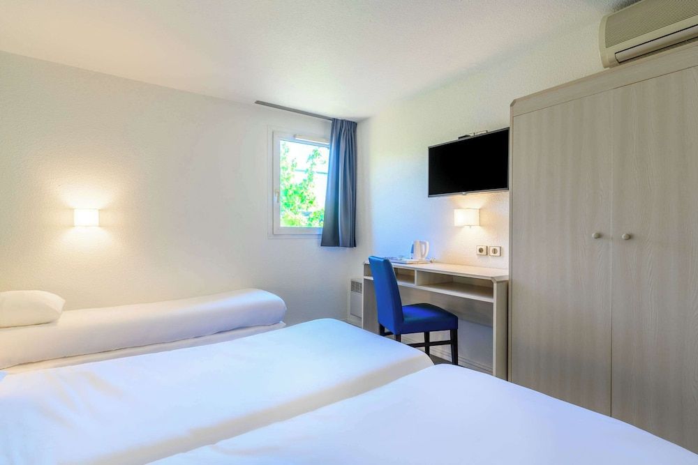 Comfort Hotel Orleans Saran Standard Triple Room, 3 Twin Beds, Non Smoking 6